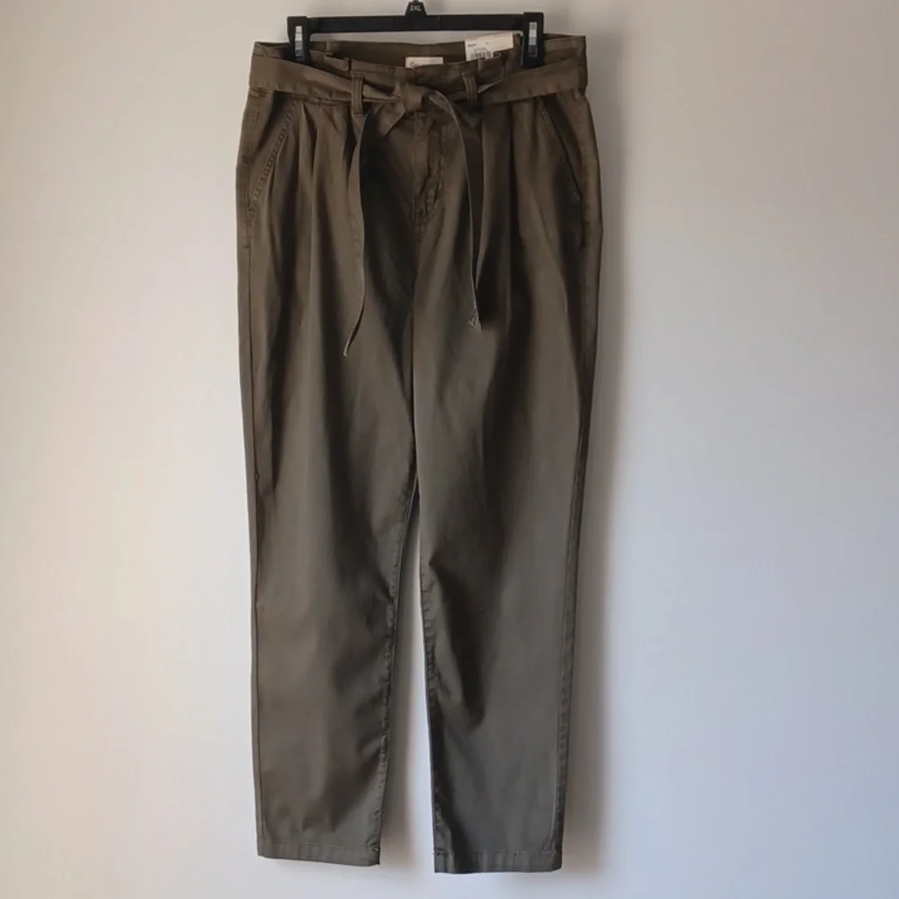 NWT - Size 11 green pants. "High-Rise Mom Pant". Light weight casual. Summer. - Picture 2 of 15